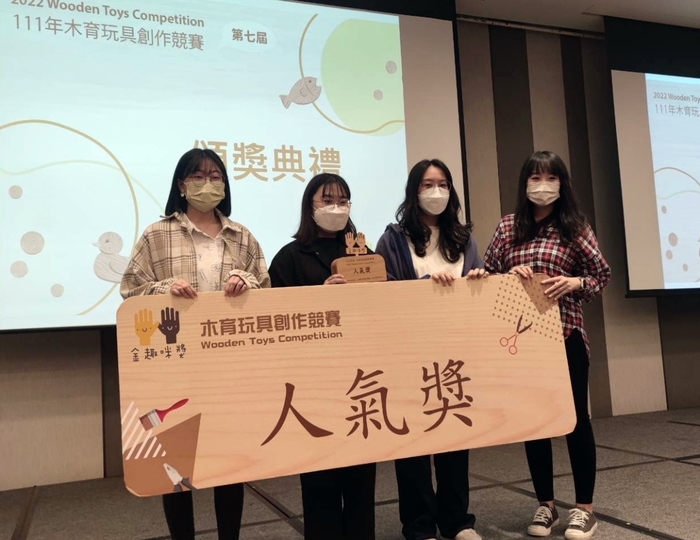 文創系昌妍馨、劉雨璇及劉芷吟作品「種田趣」，獲得全場最佳人氣。圖片