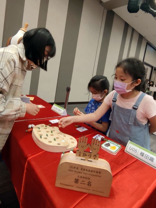 現場小朋友試玩體驗「種田趣」木育玩具。圖片