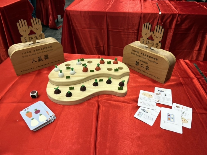 文創系昌妍馨、劉雨璇及劉芷吟作品「種田趣」，讓大家重溫自製玩具的美好。圖片