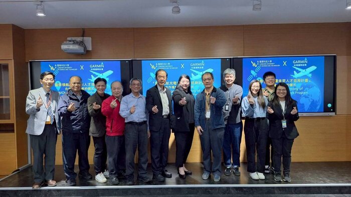 龍華科技大學與Garmin舉行「國際領航充電未來人才培育計畫」合作備忘錄簽約儀式，雙方代表齊聚合影，打造國際航電人才培育新藍圖。