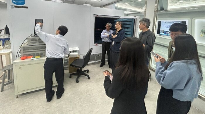 Garmin團隊參訪龍華科大實作場域，深入了解教學設備與學生實作成果，展現產學接軌成果。