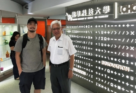 圖為龍華科大丁鯤副校長(右)，與群眾募資平台flyingV執行長鄭光廷合影。