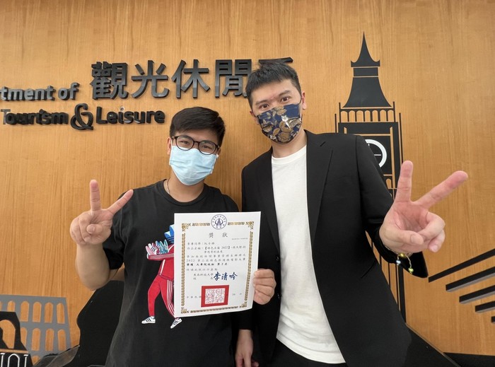 龍華科大外籍生阮士雄(左)運用雙語導覽並以不同角度拍攝淡蘭古道之美,榮獲2022綠色旅遊微電影大賽第二名。