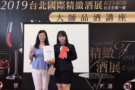 龍華科大鍾涓涓老師(左)指導李家慈，榮獲2019上聯菁英杯年輕侍酒師邀請賽亞軍。