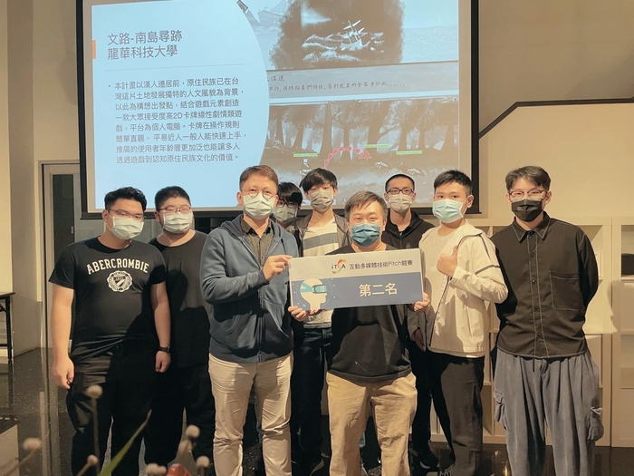 龍華科大參賽團隊獲哇哇科技戴丞峰執行長頒發第二名獎項，期望共同將獲獎遊戲推廣上架。