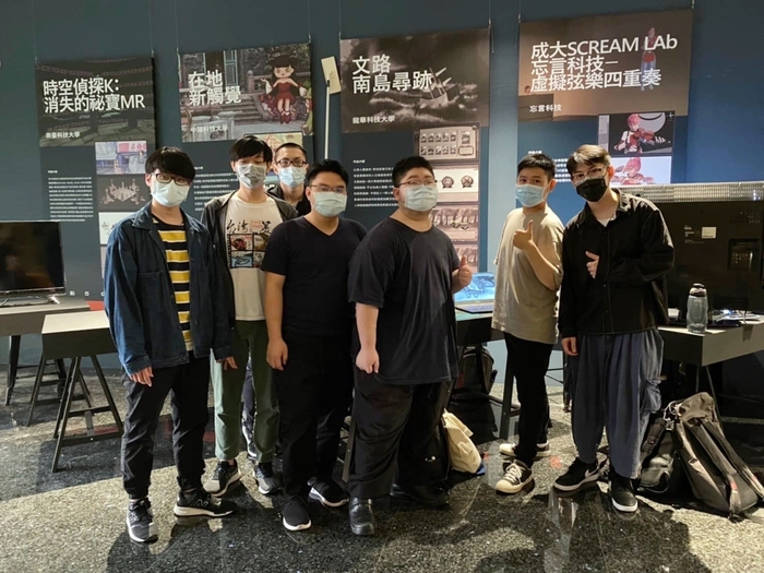 龍華科大參賽團隊與跨校團隊交流並合影。