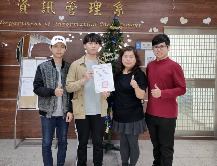 龍華科大資管系主任陳佳莉(右2)，指導同學參加2019全國大專院校創新x創業x創客構想書競賽，勇奪特優殊榮。