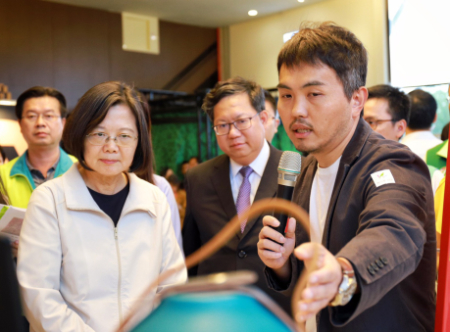 蔡英文總統、桃市長鄭文燦參觀首屆「桃園設計獎」入圍作品，對龍華科大師生創意留下深刻印象。圖片