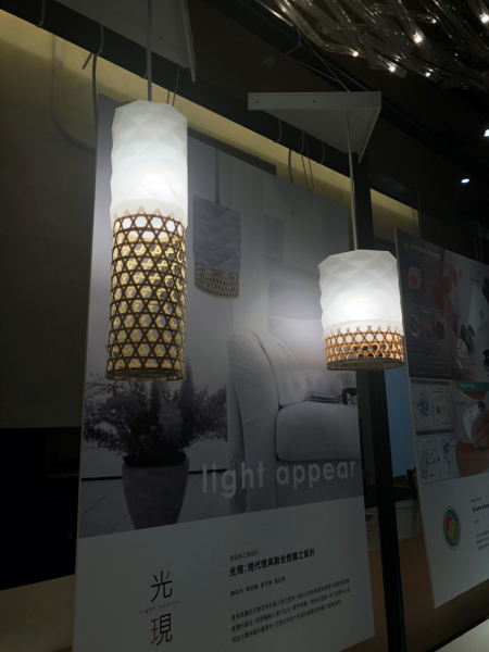 燈籠設計融合傳統建築紋飾 龍華科大文創系《光現》塑造出新舊交融風貌。圖片