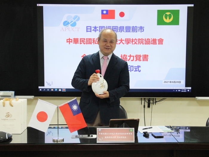 協進會理事長葛自祥致贈台灣高粱，象徵台日友誼長久。