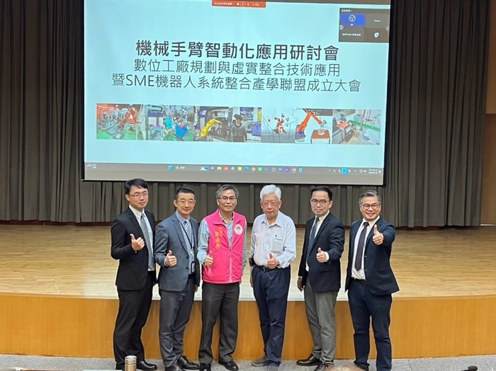 龍華科大機器人系統團隊與主辦單位合影。