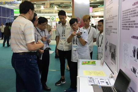 化材系宋大崙老師帶領五專學生團隊,向廠商介紹「手持式真空封口機」操作方法。