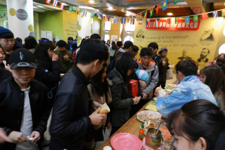 圖為越南文化節活動的高潮就是越南道地美食品嘗，吸引眾多龍華師生熱情參與，大飽口福。
