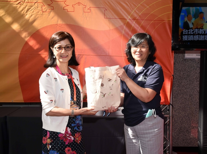龍華科大林如貞副校長(左)致贈團隊開發的文創產品予施院長，感謝雙方合作。