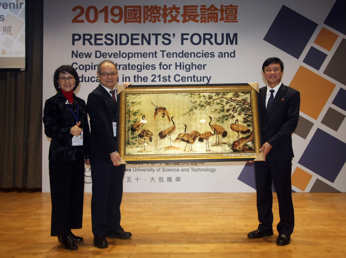 越南孫德勝大學校長 Le Vinh Danh (右)致贈紀念品，祝賀龍華科大50週年生日快樂。