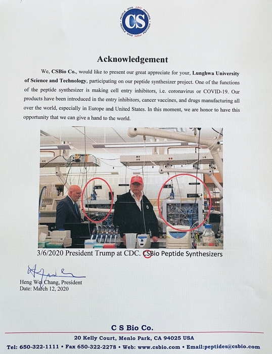 川普總統視察CDC，正巧和美國CSBio公司與龍華科大合作開發胜肽合成儀同框。該公司致函感謝學校在IOT及自動化功能的協助。