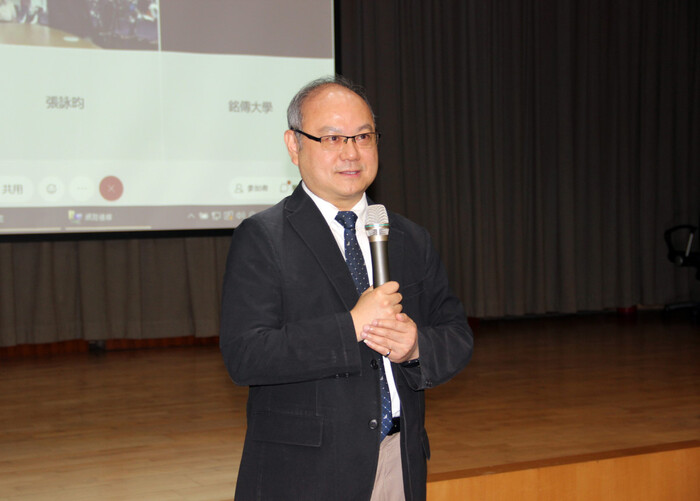 龍華科大校長葛自祥介紹張善政講座，感謝為師生帶來有趣的腦力激盪。