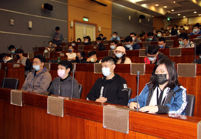 龍華師生聚精會神聆聽視訊演講。