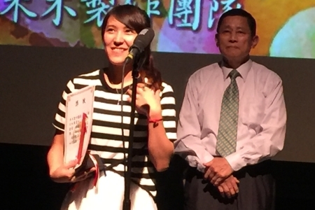 圖為龍華科大文創系微電影「夕陽紅」評審特別獎致詞。圖片