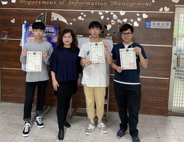 龍華科大資管系主任陳佳莉(左2)指導同學參加創新創業競賽,跨校系合作獲佳績。