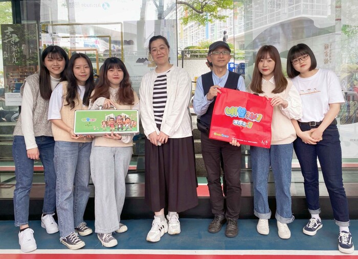 同學獲獎後開心與文創系師長合影。