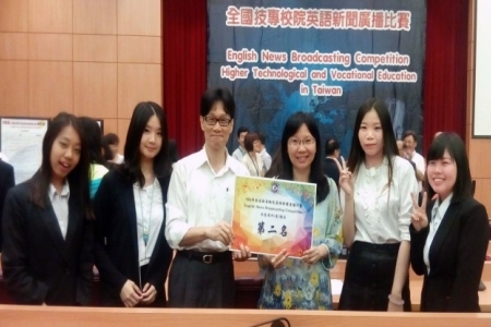 圖為龍華科大國企系學生王雅慧、曾鈺婷、呂彩鳳、曾婉筑組成的VOT News團隊，以漂亮發音、豐富內容與絕佳默契，勇奪非應外組亞軍。