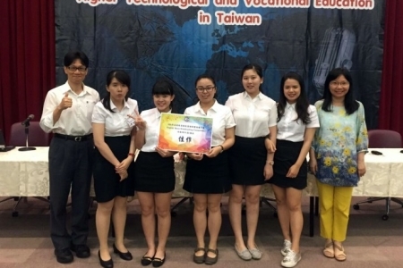 圖為龍華科大國企系沈詩庭、黃沁妍、李嘉旻、蔡欣宜組成的TBC Global Watch團隊，以流暢語調及穩健台風，榮獲非應外組佳作。