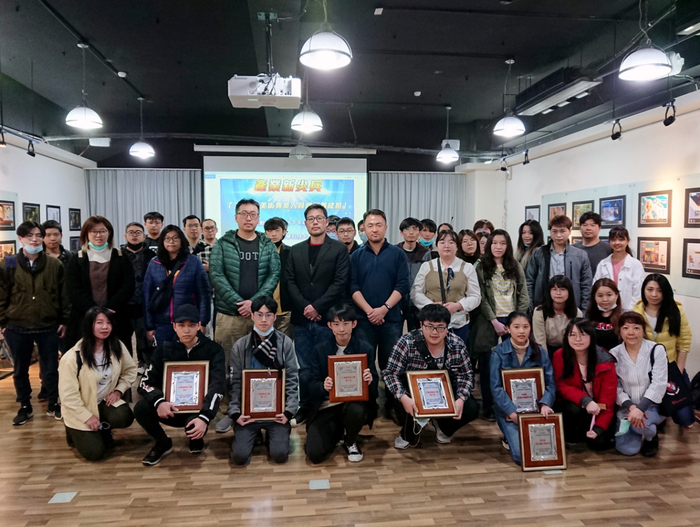 杜瑪那創意行銷柯博剛動作顧問(中左)、遊戲系主任盧大為(中)、橙碩數位公司陳國楨製作人(中右)頒獎予績優學員後全體合影。