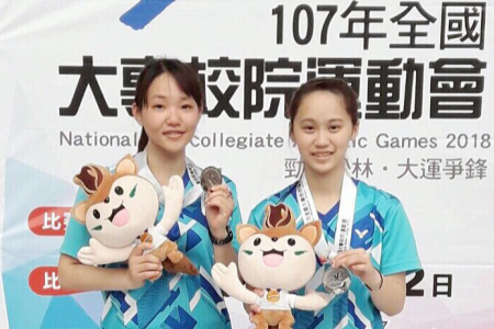 龍華科大學生陳品頻(左)及許慈玲搭檔，勇奪全大運女子羽球雙打亞軍。