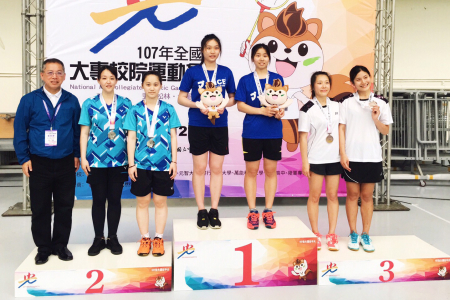 龍華科大陳品頻(左2)及許慈玲，獲得107年全大運女子羽球雙打亞軍肯定。
