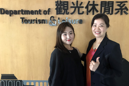 龍華科大觀休系學生金珉宙(左)，勇奪天籟盃全國大專航空廣播詞競賽冠軍。