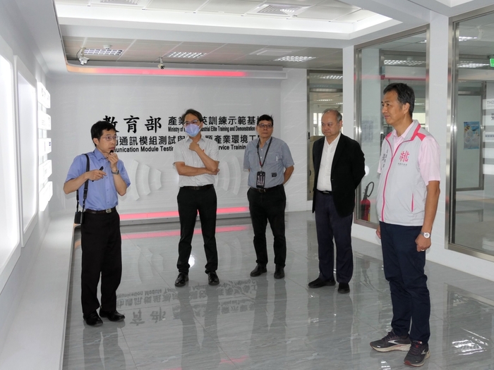 桃市經發局長張誠參訪龍華科大，實地了解技職人才培育及產學鏈結的豐碩成果。
