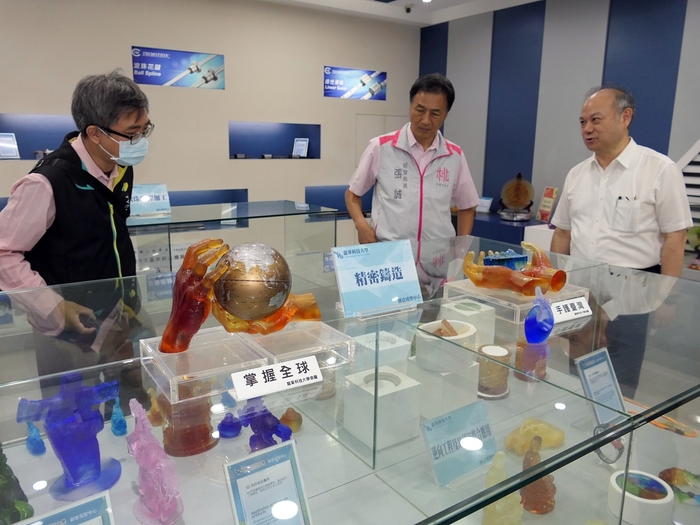 桃市經發局長張誠參觀創意成型中心。