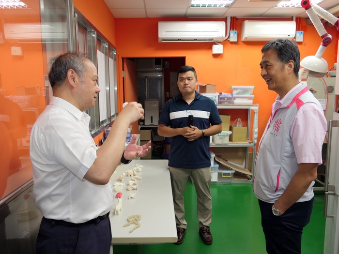 張誠局長參觀雷射3D列印實驗室。