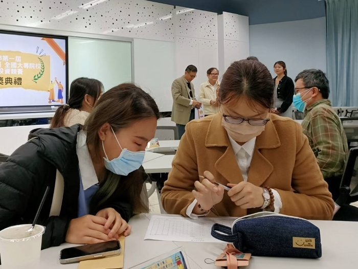 團隊成員於參賽期間討論與自學，透過觀察國際政經局勢、美國聯準會通膨、美股匯兌波動等，擬定投資股市投資策略。
