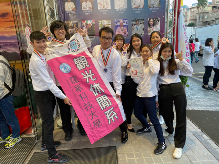 觀休系學子在手沖咖啡及飲品雕花表現優異。