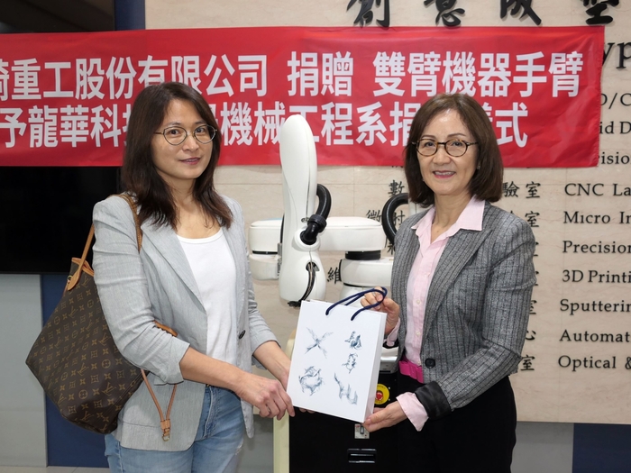 林如貞副校長致贈紀念品予卡德爾公司林郁菁董事長(左)，感謝促成本次產學合作。