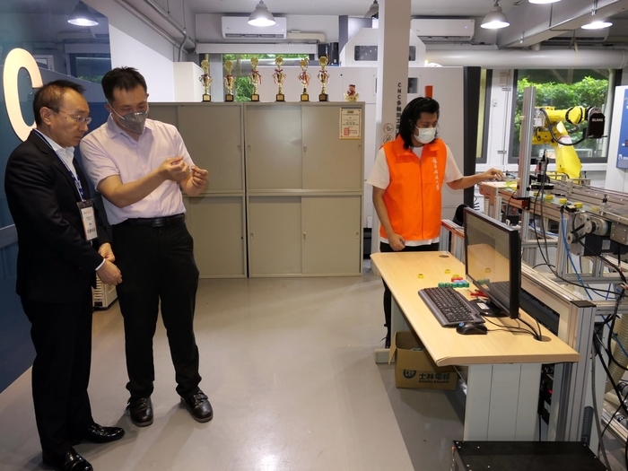 川崎重工台北分公司加藤裕紀總經理，參觀龍華科大智慧製造實驗室。
