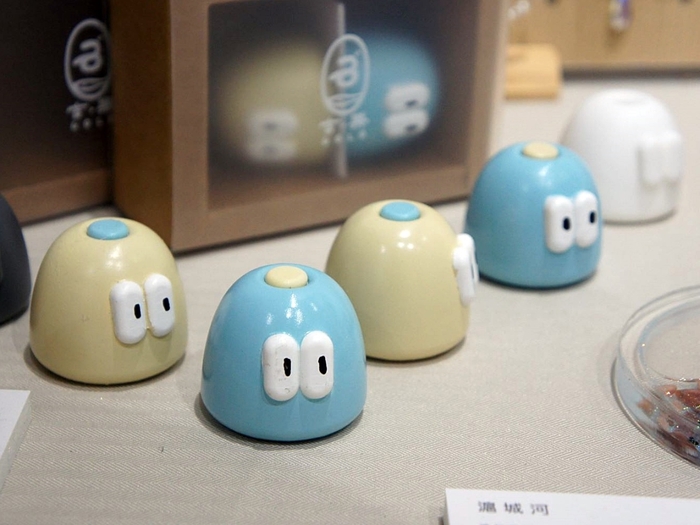 The adorable teapot-shaped magnet is eye-catching and has already received reservations.