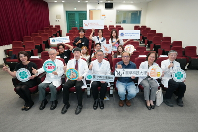 臺中榮總副院長周元華率院方主管與龍華科技大學USR團隊、泰國Mahidol大學交流學生合影，象徵三方攜手推動智慧醫療、國際交流及跨域合作。