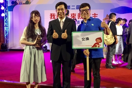 龍華科大文創系與泉州專班學生勇奪反毒微電影銀牌，獲獎團隊代表與教育部長潘文忠合影。
