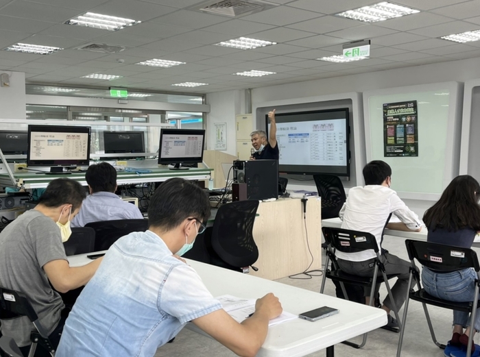 龍華科大攜手電電公會，辦理iPAS初級天線設計工程師能力養成班，提升產業人才職場競爭力。