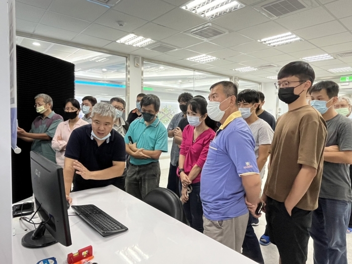 龍華科大辦理iPAS初級天線設計工程師能力養成班，學員參觀專業實驗室。