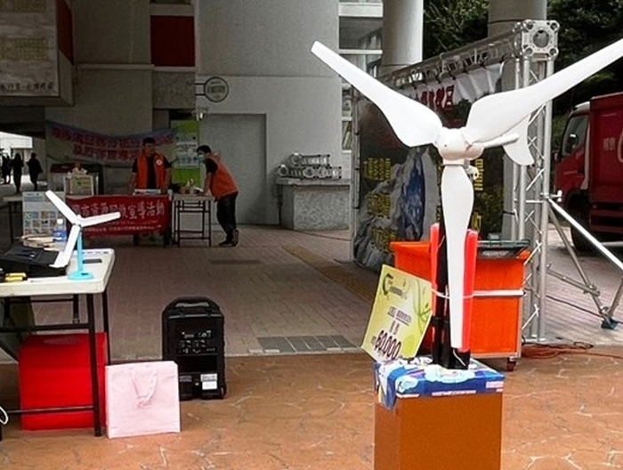 會場陳列各式發電機發電動態展示。