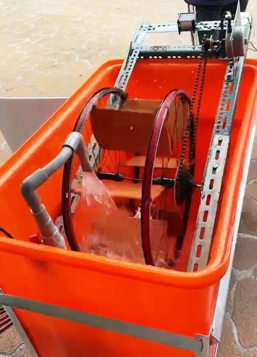 蕭瑞昌師生團隊研發的小型水力發電機。
