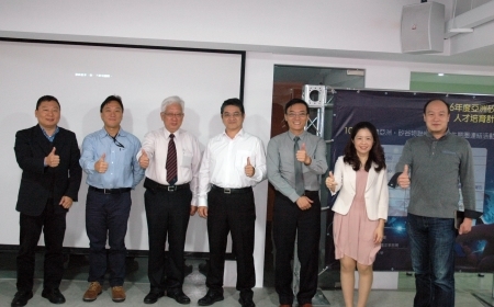 圖為龍華科大舉辦「佈建亞洲•矽谷物聯網工業4.0生態圈連結」活動，主辦單位與業界專家合影。
