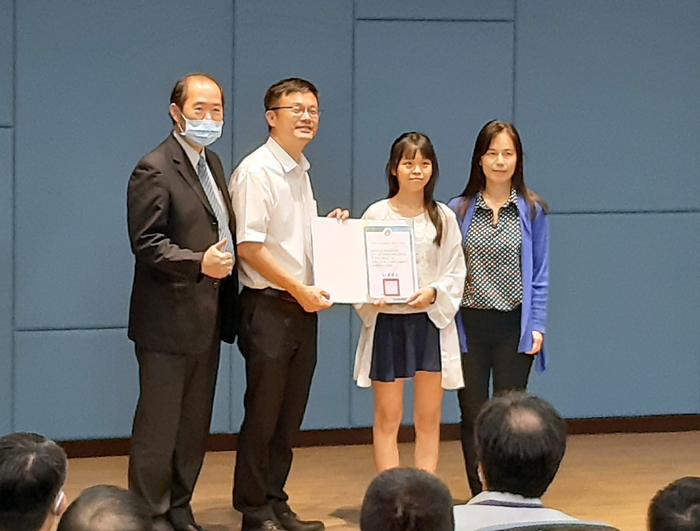 2020新北市專業英文詞彙聽力大賽，龍華科大是大贏家，助理副校長楊安渡(左1)、應外系許祖嘉老師(右1)代表出席領獎。