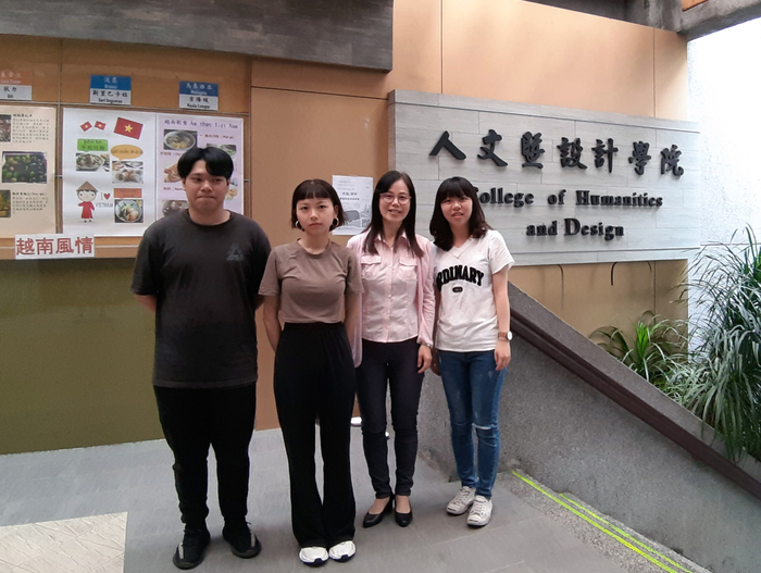 龍華科大應外系師生表現亮眼，左起為趙品豪、李庭葦、許祖嘉老師、施邑璇。