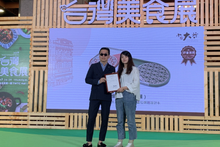 龍華科大文創系洪詠琳(右)，參加2019小吃大器—臺灣食器設計競賽，榮獲評審團獎。圖片