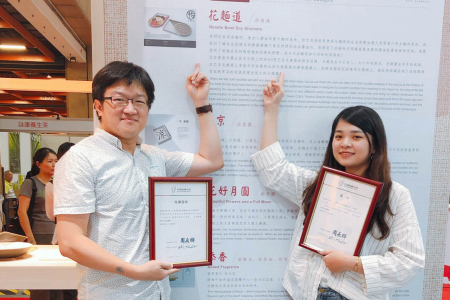 龍華科大文創系洪詠琳同學，獲獎後開心地與指導老師林念鞍合影。圖片